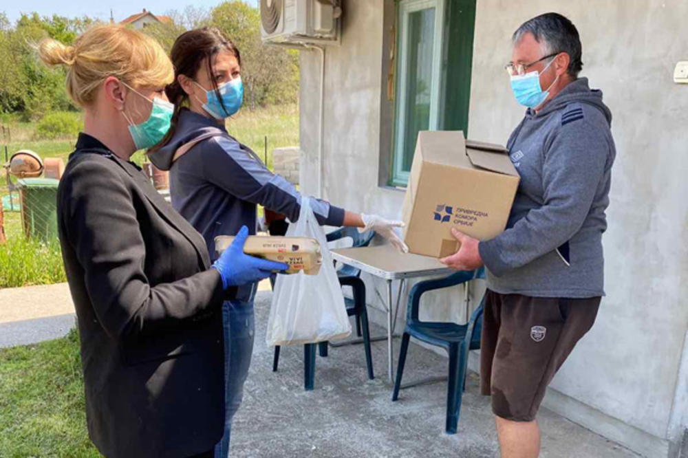 NEUMORNI: Opštinski volonteri i tokom prazničnih dana vredno delili pakete “Za život” ugroženim sugrađanima