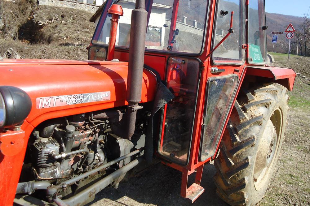 TRAGEDIJA KOD ĆUPRIJE NA VELIKI PETAK: Traktor se prevrnuo u voćnjaku, poginuo muškarac (63)