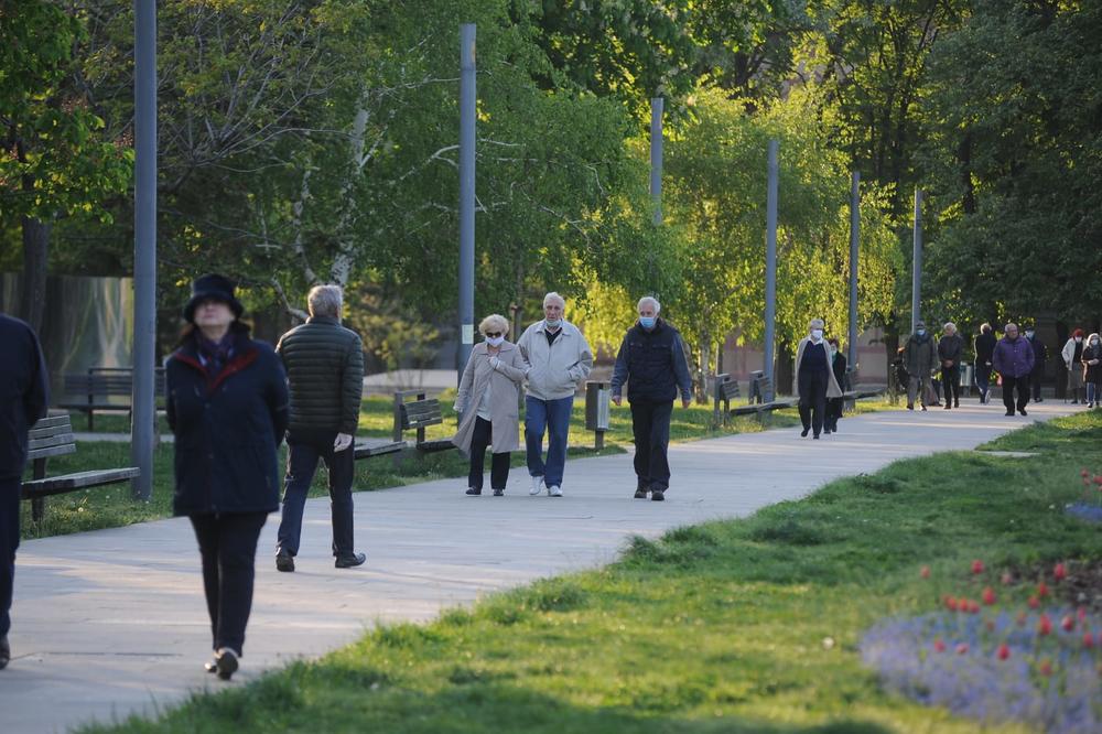 POKRENUĆE SE PITANJE NA KRIZNOM ŠTABU: Penzioneri bi za vikend mogli preko dana u šetnju