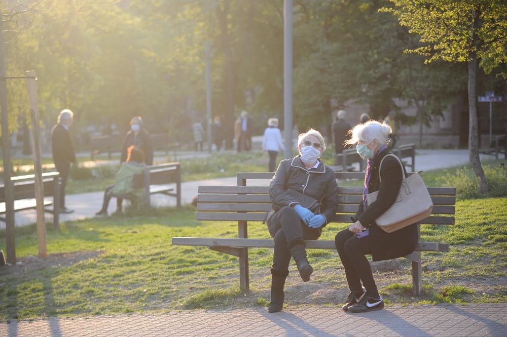 FOTOGRAFIJA KOJA JE IZNENADILA SRBIJU: Evo gde su mnogi penzioneri proveli svojih sat vremena za šetnju (FOTO)