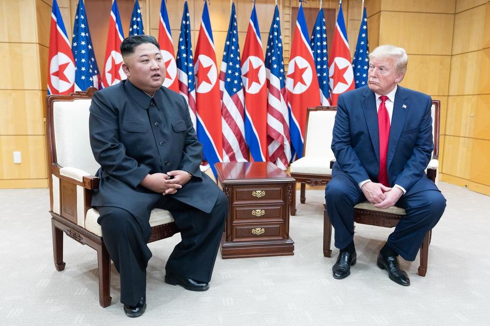 KIM ŠALJE POZDRAVE TRAMPU I MELANIJI: Lider Severne Koreje poželeo brz oporavak predsedničkom paru SAD