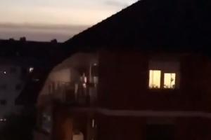 NOVOSAĐANKA MISLILA DA JE NIKO NE GLEDA ALI SU JE KOMŠIJE POTAJNO SNIMALE: Evo šta je radila na terasi po mraku (VIDEO)