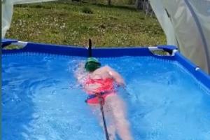 KO HOĆE NAĐE NAČIN! Prvakinja BIH u plivanju trenira u plasteniku za vreme pandemije! VIDEO