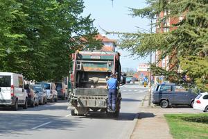 SRAMOTA U LOZNICI! Gađaju radnike čistoće s prozora flašama punim vode