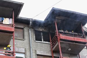 UŽASAN POŽAR U NOVOM PAZARU: Izgorela dva stana u naselju Lug, starija žena pronađena mrtva (FOTO)