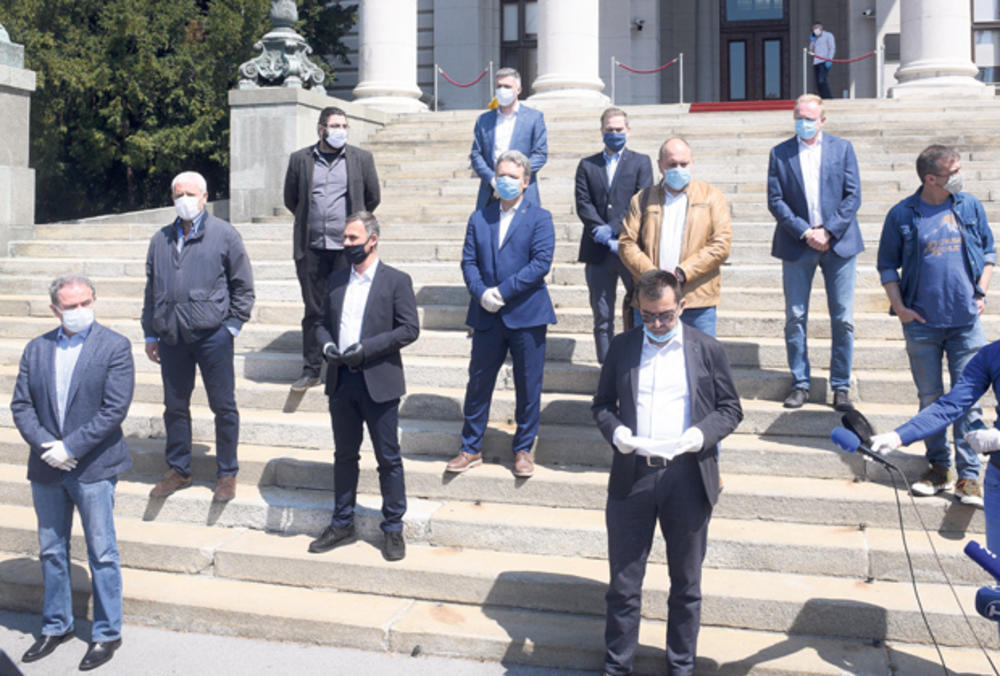 Raštrkani... Opozicija poštovala  mere ispred Skupštine Srbije