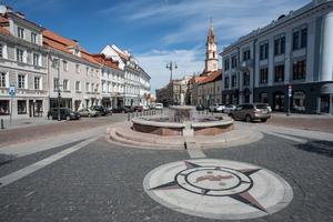 PRESTONICA PRETVORENA U KAFIĆ NA OTVORENOM: U Litvaniji popuštaju restriktivne mere, ovako se poštuje socijalna distanca