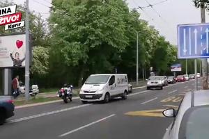 IZAZVAO HAOS NA DEDINJU: Motociklista udario u bilbord, lakše povređen (KURIR TV)