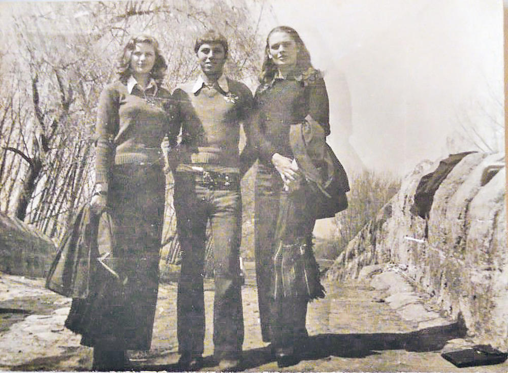 Tabakovićeva  sa sestrom... Kameniti most  Devet Jugovića  u Vučitrnu 