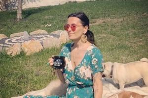 ELENA KARIĆ SKROZ U CRNOM NA SVADBI ISPOD ŠATORA: Njen muž snimio sve, a detalje na venčanju svi komentarišu! (FOTO)