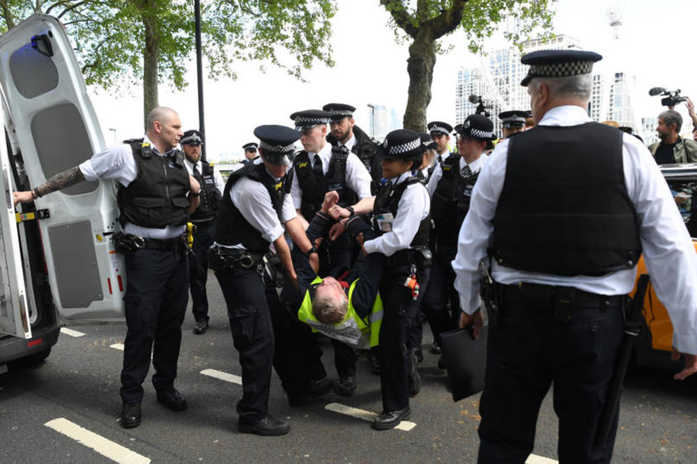 HAPŠENJA NA PROTESTU U LONDONU: Bune se protiv mera zatvaranja zbog korone! Policija ih rasterala! (VIDEO)