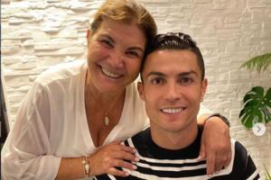 MAMIN SIN! Ronaldo je najvažniju ženu ostavio bez teksta: Dolores nije mogla da veruje šta vidi svojim očima (FOTO)