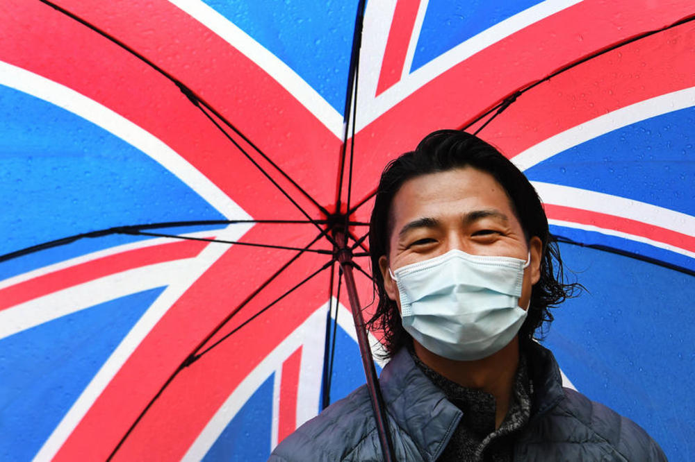 RASIZAM NA DELU! Kineze u Britaniji napadaju zbog korone: Gađaju ih na ulici, pljuju, udaraju i vređaju!