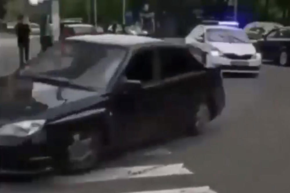 ŠOK SNIMAK IZ ŽELEZNIKA: Policija juri momka u crnom automobilu, građani podržavaju begunca! (VIDEO)