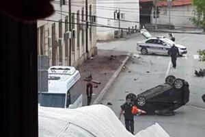 FILMSKA SAOBRAĆAJKA U CENTRU VLASOTINCA: Vozio nepropisnom brzinom, udario u semafor pa se prevrnuo na krov