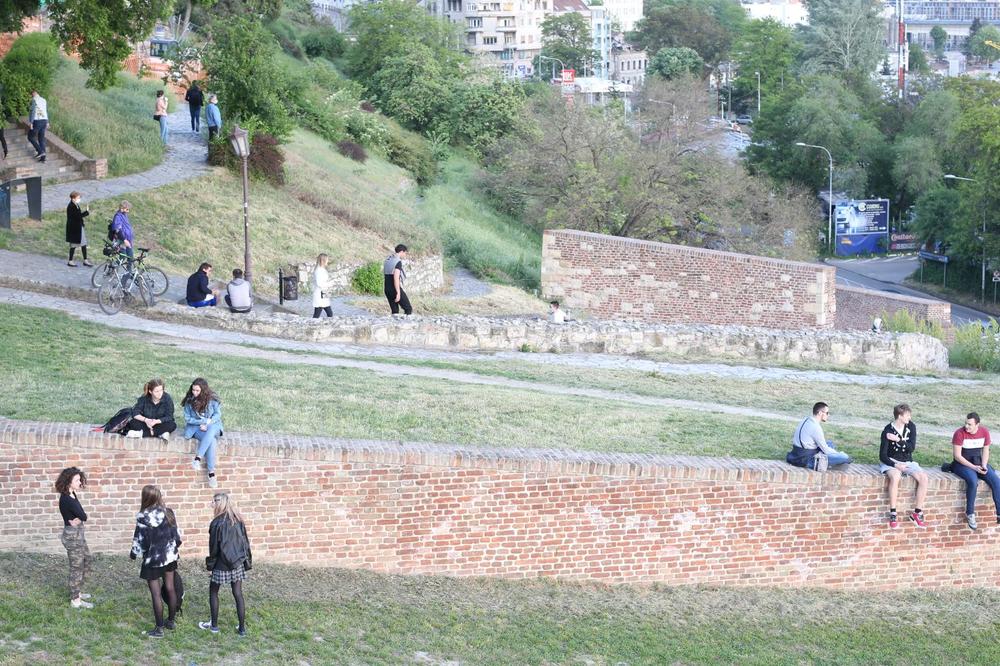 UŽAS NA KALEMEGDANU: Lopov nasrnuo na ženu dok je šetala psa, odmah hospitalizovana