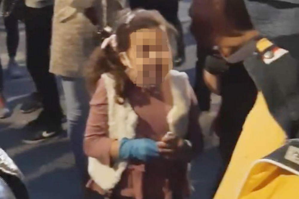 TEŠKA ZLOUPOTREBA DECE: Doveli devojčicu na protest da uzvikuje političke parole (VIDEO)