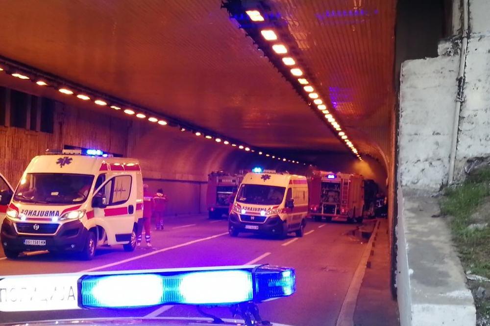 TEŠKA SAOBRAĆAJNA NESREĆA KOD TERAZIJSKOG TUNELA: Automobil udario motociklistu, povređen mladić (29)