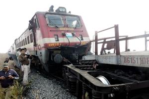 STRAVIČNA NESREĆA U INDIJI: Voz pregazio 14 radnika koji su zaspali na pruzi! Poginuli dok su se vraćali kući