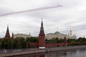 GRMELA RUSKA AVIJACIJA ZA DAN POBEDE: Let iznad Crvenog trga, 75 aviona i helikoptera projurilo nebom iznad Moskve!
