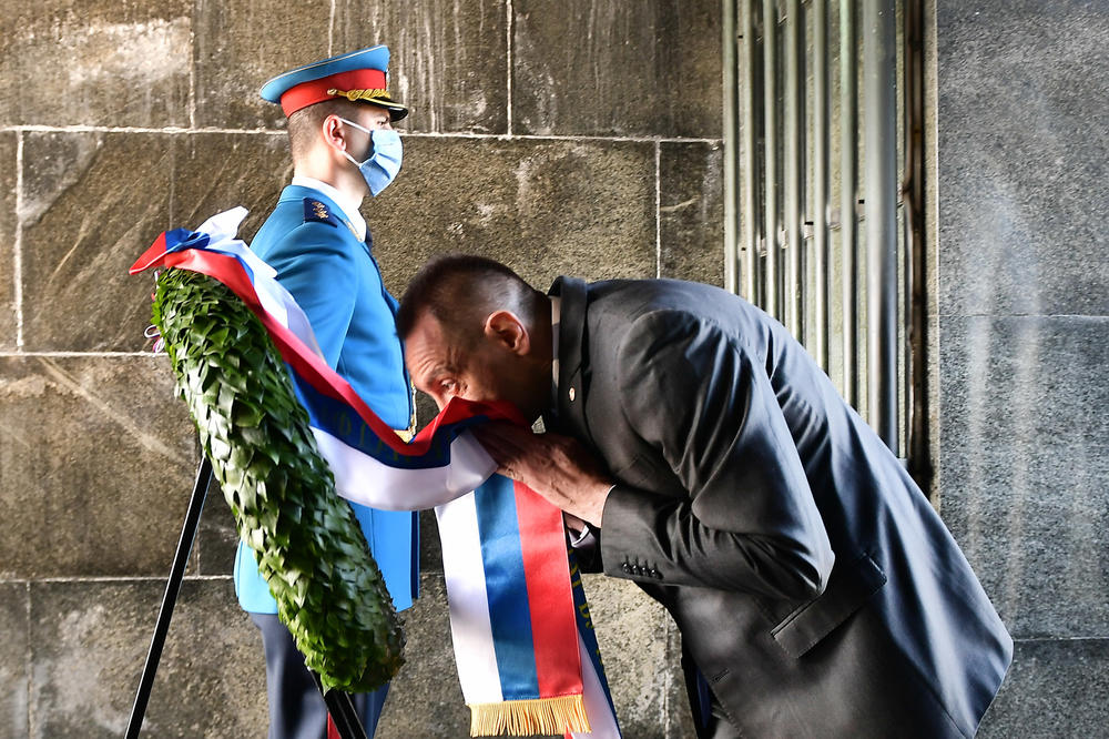 VULIN KAO IZASLANIK PREDSEDNIKA VUČIĆA: Ministar odbrane položio venac na Spomenik Neznanom junaku (FOTO)