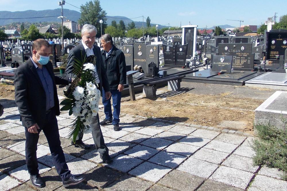 VELIKE ŽRTVE ZA SLOBODU: Položeni venci na Partizanskom groblju u Loznici (FOTO)