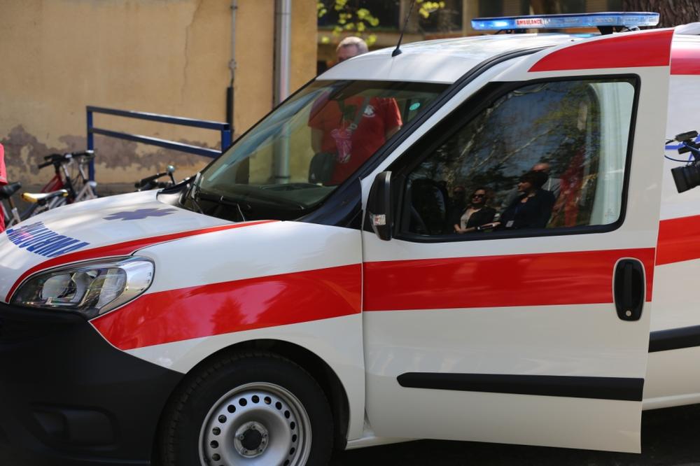 TRANSPORTOVAO PACIJENTKINJU IZ BEOGRADA: Sanitetsko vozilo iz Orahovca 3 dana zarobljeno na Merdaru