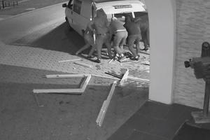 ŠOK-SNIMAK PLJAČKE U GRAČANICI: Pogledajte kako su razbojnici iščupali bankomat težak skoro tonu i pobegli (VIDEO)