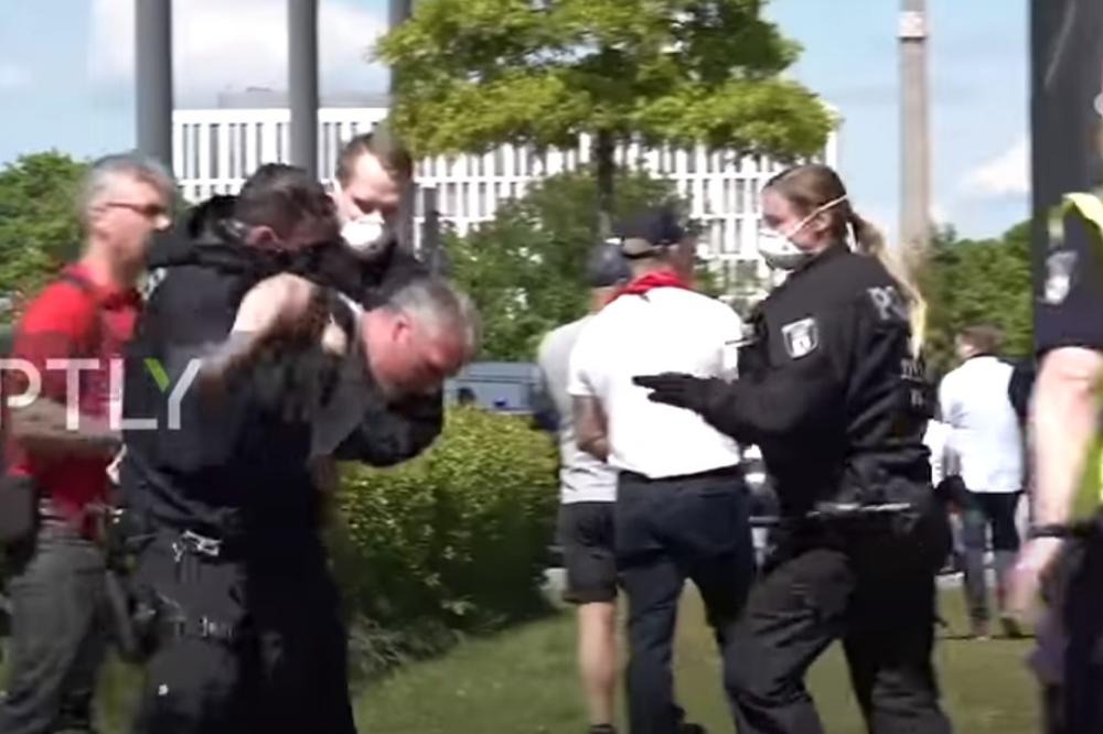 POLICAJCI BIJU, NE PITAJU NIŠTA! Ovako u Nemačkoj razbijaju DEMONSTRACIJE ispred Parlamenta! (VIDEO)