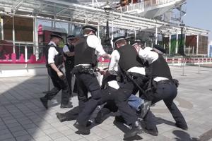 POLICIJA U LONDONU RAZBILA PROTEST PROTIV MERA DRŽAVE: Okupili se uprkos zabrani, policija ih pohapsila i kaznila VIDEO