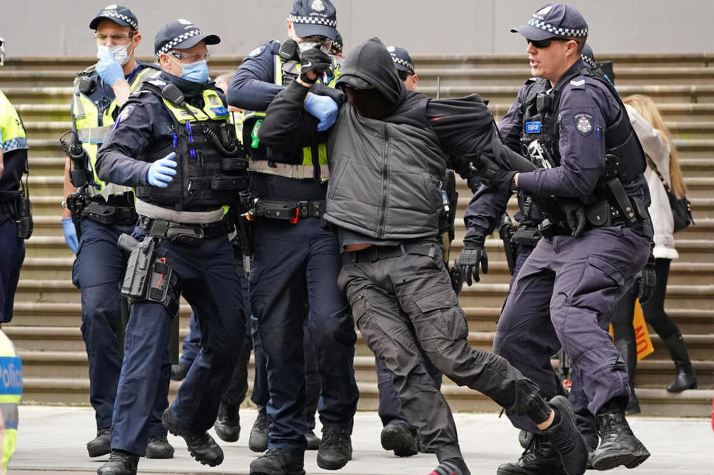 SA ULICE PRAVO U MARICE! HAPŠENJA U AUSTRALIJI: Policija razbila proteste protiv korona mera u Melburnu (FOTO)