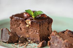 ZASLADITE SE ZA USKRS RASKOŠNOM POSLASTICOM: Čokoladna torta od samo 5 sastojaka gotova je za 20 MINUTA (RECEPT)