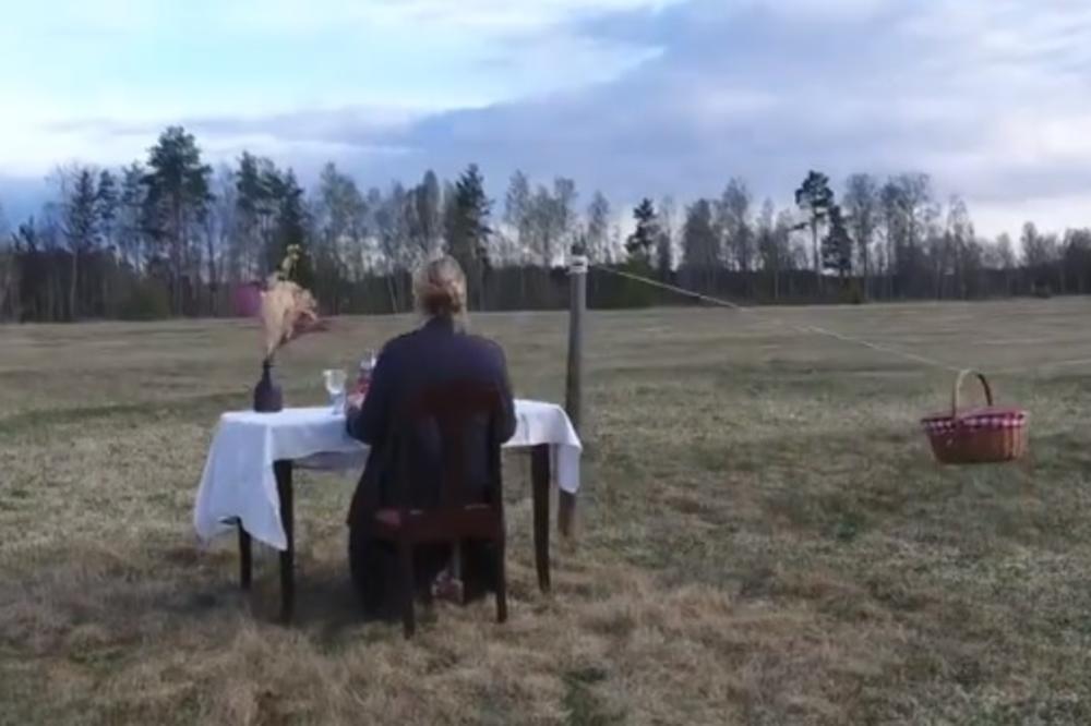 KORONA RESTORAN ZA JEDNOG GOSTA: Sto i stolica nasred livade, nigde konobara a hrana stiže čekrkom! (VIDEO)