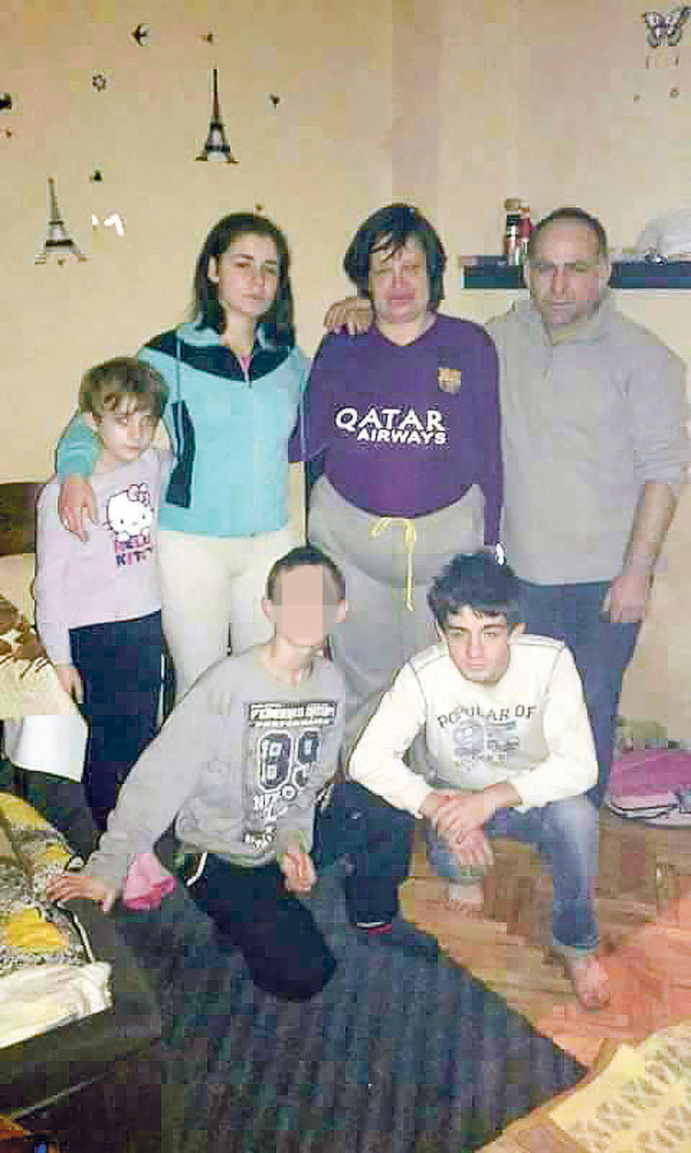 Svi na okupu...  Miloš Ilić sa roditeljima, sestrama i bratom