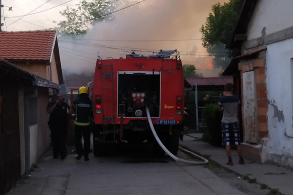 POŽAR NA ALTINI UGAŠEN: Jedna osoba je lakše povređena u kući koja se zapalila! (FOTO)