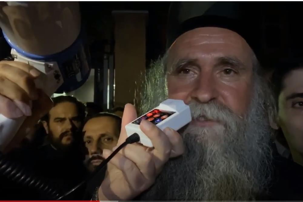 DRAMA U NIKŠIĆU! Vernici stali u odbranu uhapšenih vladika SPC! Ori se iz sveg glasa: "OJ KOSOVO, KOSOVO"! (VIDEO)