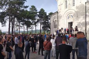 NAROD POHRLIO SVETOM VASILIJU ZA ZAŠTITU: U hramu u Nikšiću se služi moleban, veliki broj vernika ispred crkve