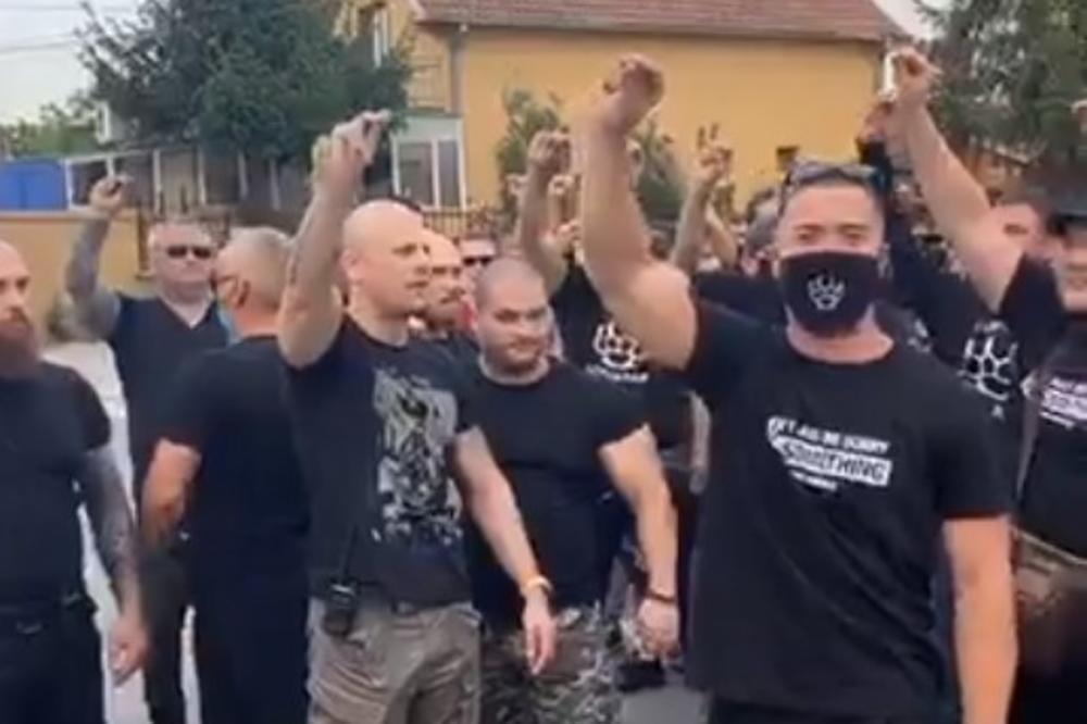 PROTEST PROTIV MIGRANATA ISPRED KAMPA U OBRENOVCU: Desničari i Levijatan zajedno na skupu (VIDEO)