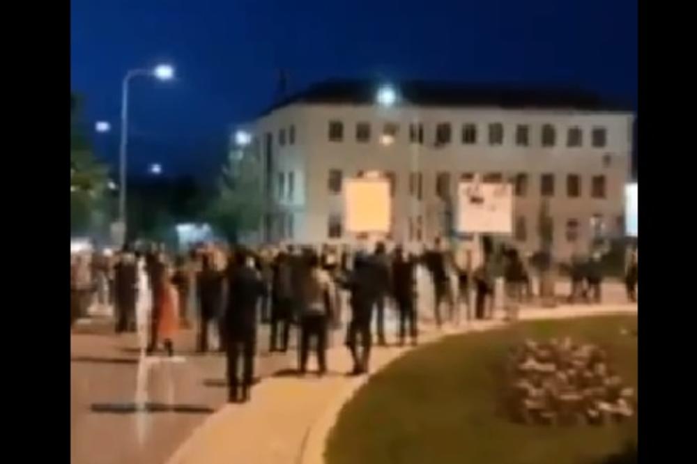 SUZAVCEM NA VERNIKE U NIKŠIĆU: Policija napala miran skup, prisutni uzvratili kamenicama! (VIDEO)
