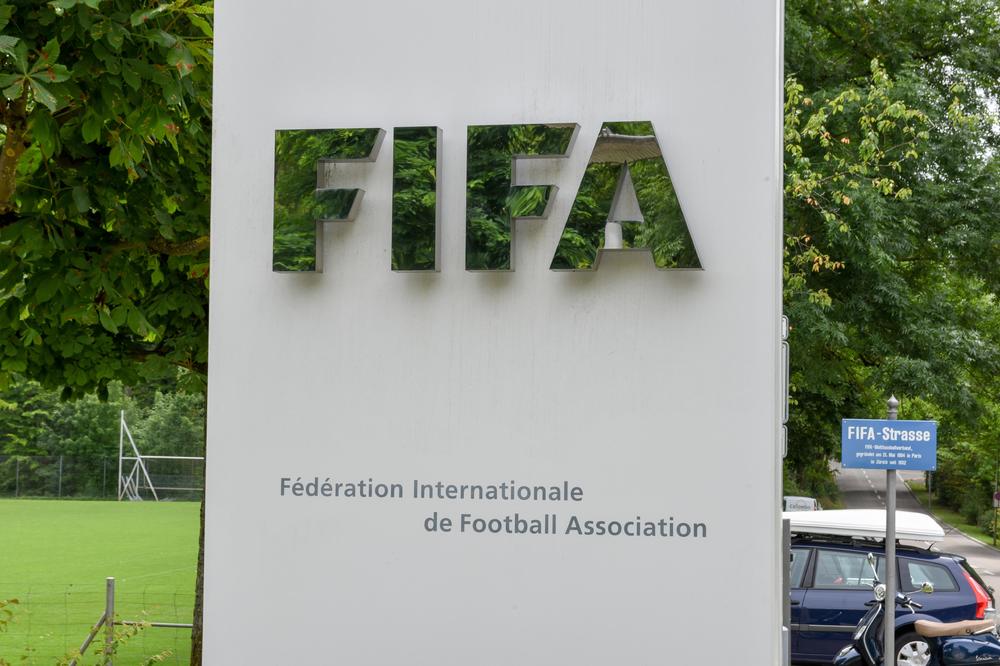 DA LI JE FOTOGRAFIJA IZ SVLAČIONICE SRBIJE FOTOMONTAŽA ILI SU ORLOVI STVARNO UNELI ZASTAVU? Istraga FIFA definitivno pokrenuta!