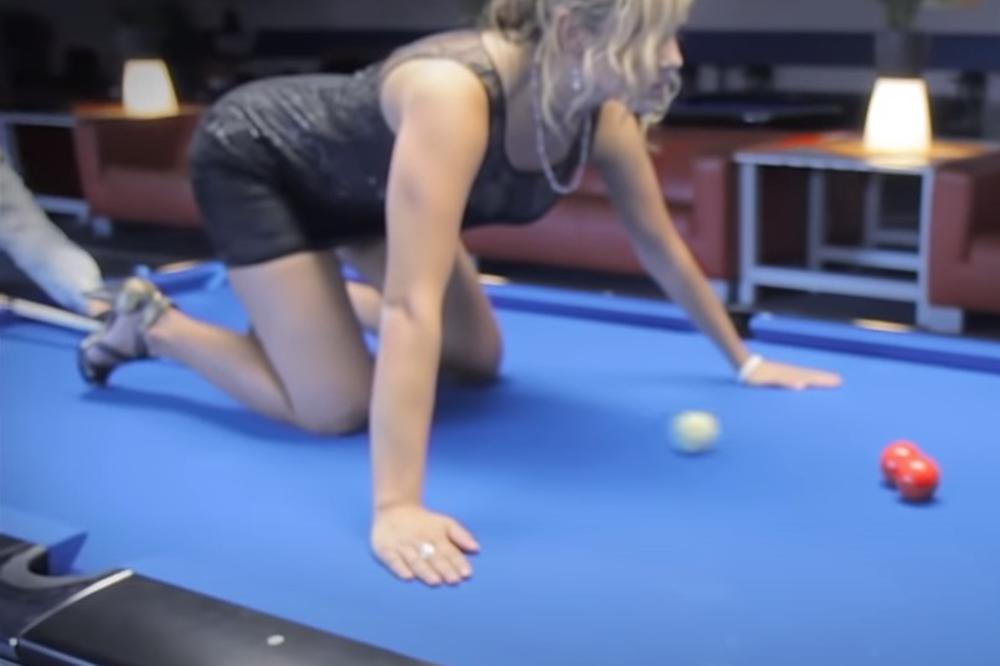 UBACUJE U RUPE KAO OD ŠALE: Pogledajte šta poznati igrač radi sa seksi plavušom na bilijarskom stolu! VIDEO