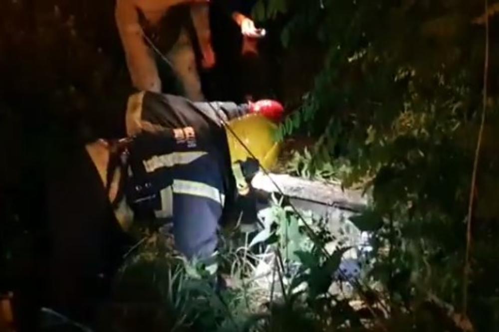 KAKAV PRIZOR U NOVOM SADU Krenuo da se olakša i upao u šaht: Dok su ga izvlačili, video je da je još neko u rupi (VIDEO)