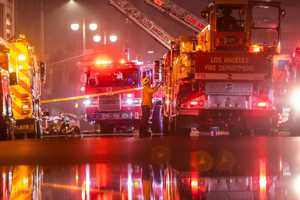 STRAVIČAN POŽAR U LOS ANĐELESU Vatra zahvatila nekoliko zgrada posle eksplozije, povređeno najmanje 11 vatrogasaca VIDEO