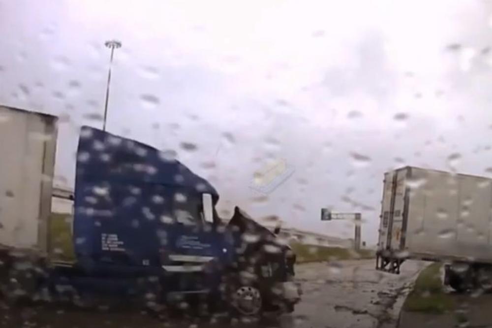PUKOM SREĆOM OSTALI ŽIVI: Obezbeđivali mesto nesreće, kada je na njih zamalo naleteo kamion (VIDEO)