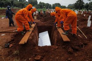 NEMA KRAJA ŽRTVAMA KORONE U INDONEZIJI: Grobari rade po 15 sati za 265 evra mesečno, nisu imali ni zaštitnu opremu