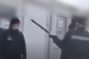 POLICAJCI PENDRECIMA TUKLI MIGRANTE U VELIKOJ KLADUŠI: Ovaj snimak pokazuje koliki haos vlada u Miralu (VIDEO)