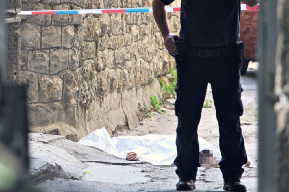 UŽAS NA NOVOM BEOGRADU! Policija pronašla telo nasred ulice: U zgradi preko puta VIDLJIVI TRAGOVI KRVI