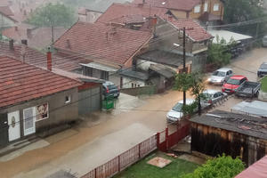 JAKO NEVREME ZAHVATILO VRANJE I DIMITROVGRAD: Padali jaka kiša i grad, ulice potopljene bujicom vode (KURIR TV)