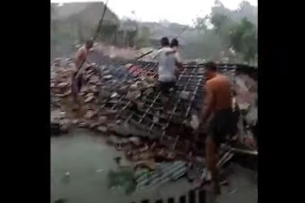 TORNADO NAPRAVIO HAOS NA SUMATRI: Ljudi plaču dok oluja pretvara njihove kuće u ruševine, dvoje poginulo (VIDEO)