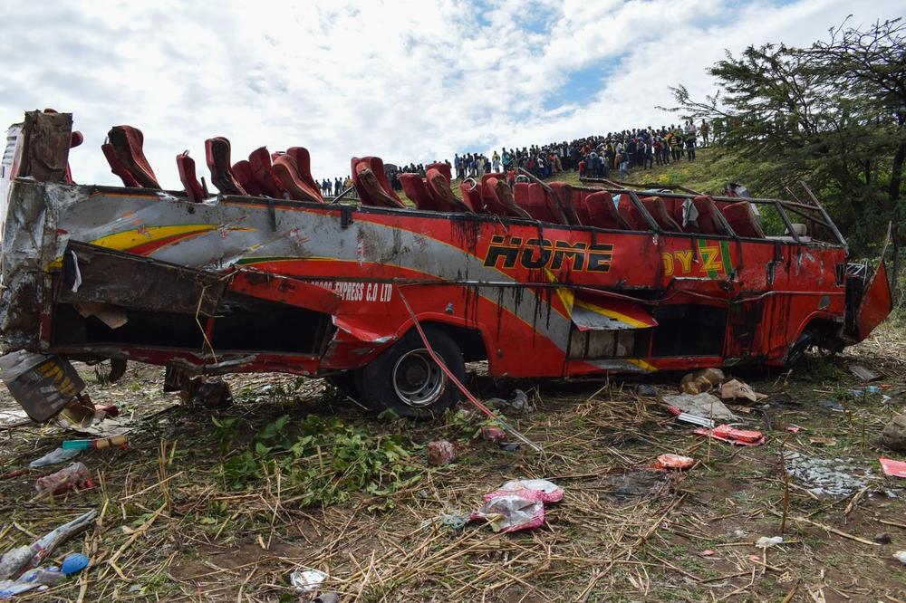 NAJMANJE 43 LJUDI STRADALO U STRAVIČNOM SUDARU: Automobil se zakucao u kamion sa putnicima